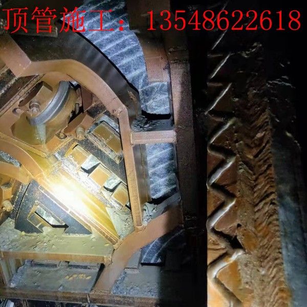 岩石顶管施工